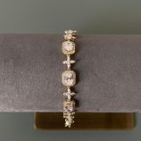 Çiçek Detaylı Taşlı Bileklik 2