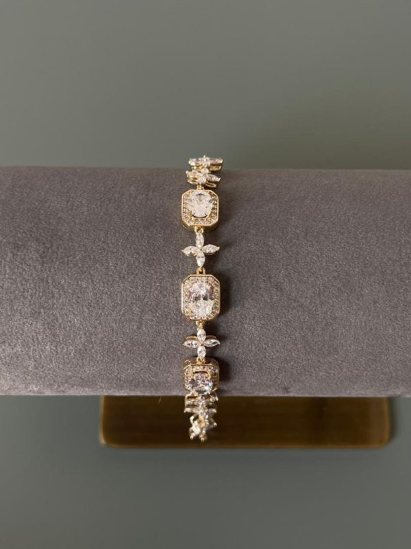 Çiçek Detaylı Taşlı Bileklik 2