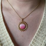 Pembe Detaylı Güneş Kolye 1