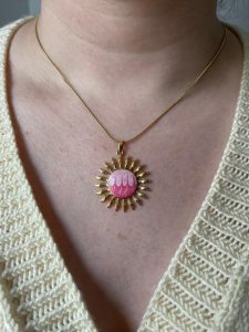 Pembe Detaylı Güneş Kolye
