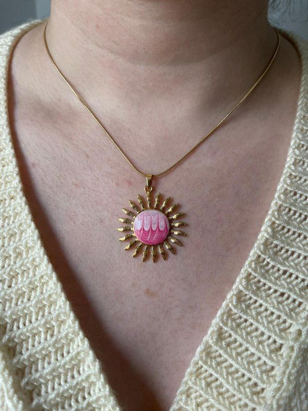 Pembe Detaylı Güneş Kolye 1